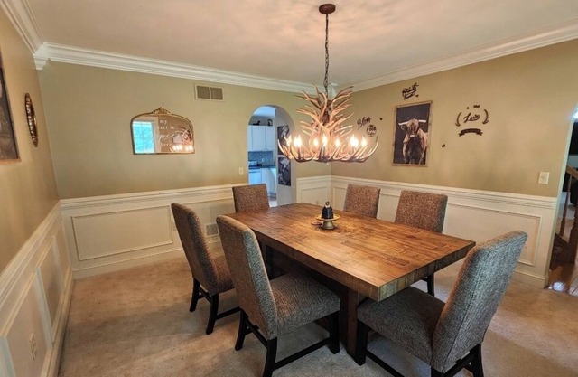 4/3.5 country home 5 minutes from town. Bring your family and enjoy!