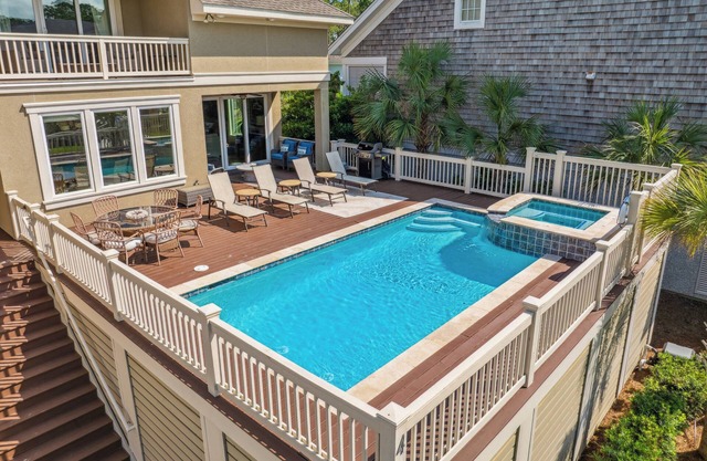 4 Barrier Beach Cove: Steps from the Beach with Private Pool, Spa, Elevator & Free Activities!