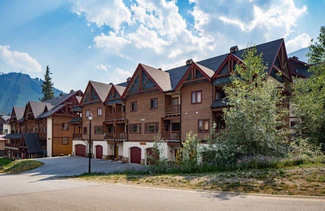 4 BD/3BA Redstone Chalets E