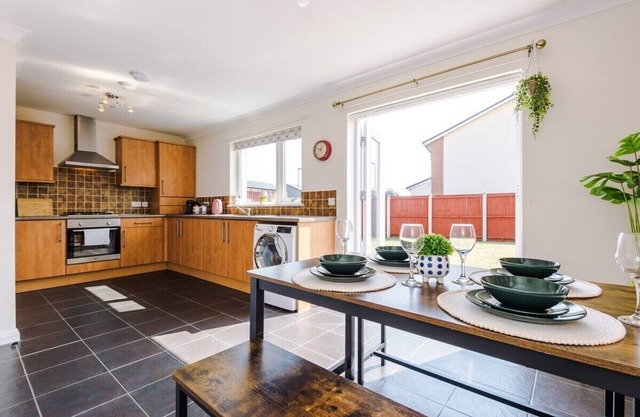 4 Bed+2.5 Bath|Contractors + Groups| Free Parking!