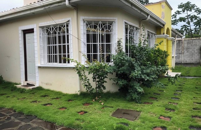 4 Bed House-Sleeps 8-Pet Friendly-Private Garden