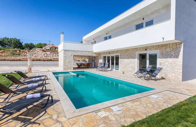 4 bedroom beautiful home in Jursici
