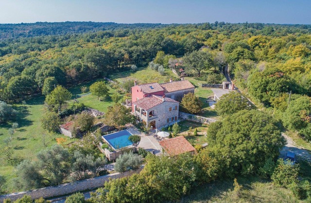 4 bedroom cozy home in Rakalj