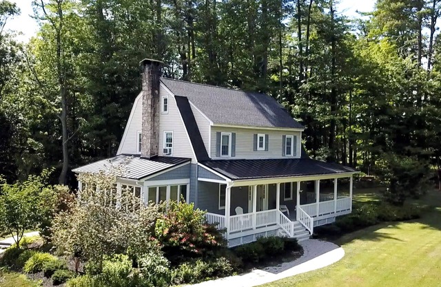 4 bedroom Farmhouse, hot tub, secluded, near hiking, wineries, Bethel Woods