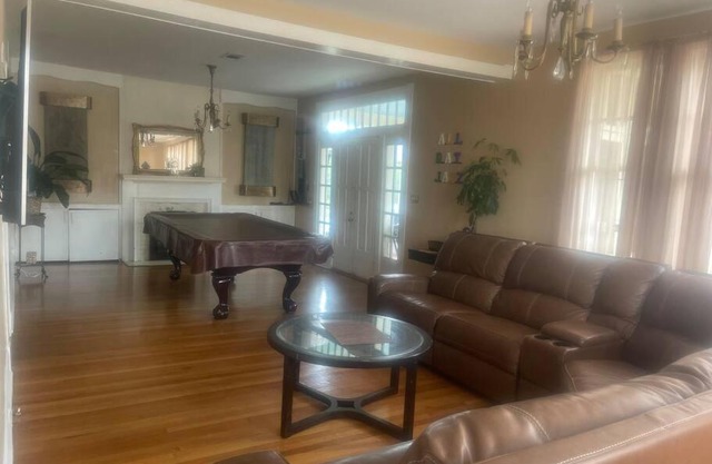 4 Bedroom Gem And All Dat Jazz!!!