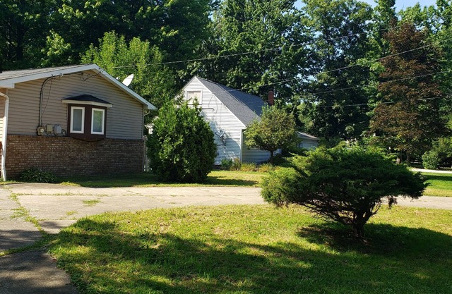 4 bedroom home in the heart of a lake community min away from of lots activities
