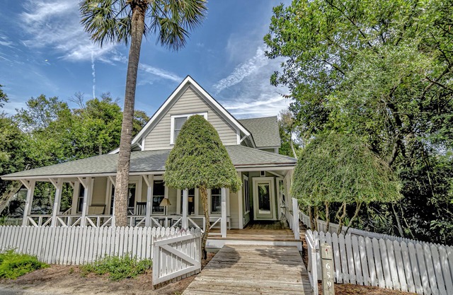 4 Bedroom Home in Cape Fear Station! 2 carts, full crofter with kitchen, wifi