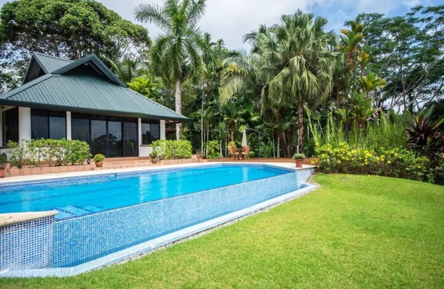 4 bedroom, king bed, ocean view & large pool Villa