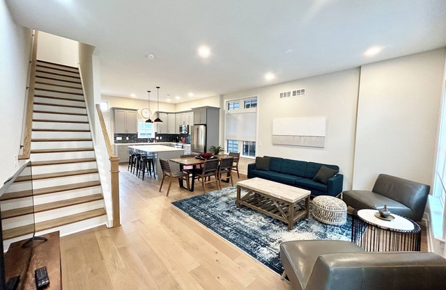 4-bedroom townhome in superb Newtown with WiFi, AC. Enjoy your stay!