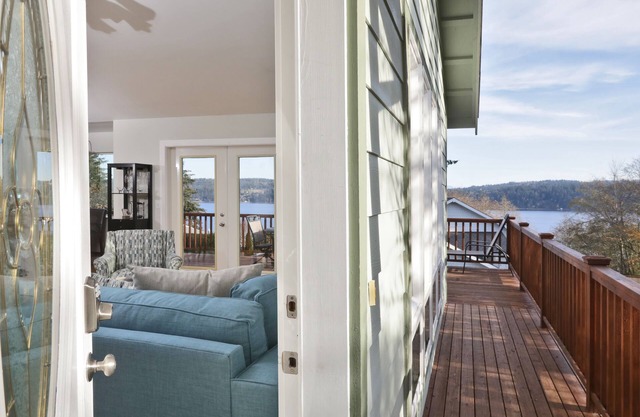 4 BR Beautiful House, stunning views, walk to Golf and Beach.