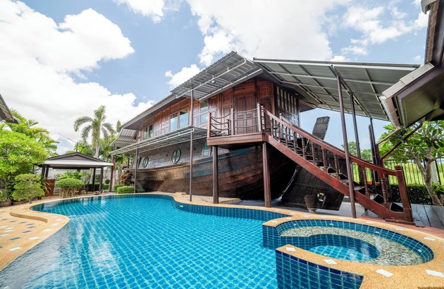 4 BR Royal Boat Pool Villa – Pattaya's Hidden Haven