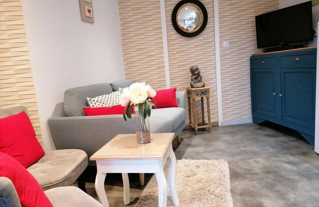 4-person gîte with spa and sauna near Angers