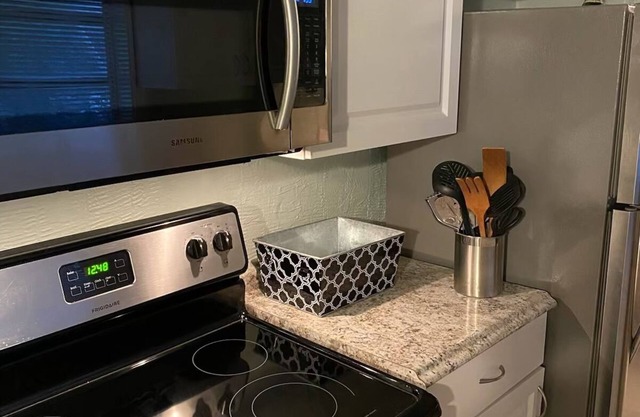 4 room-1 bath house - fully furnished - fenced backyard - patio BBQ Firepit