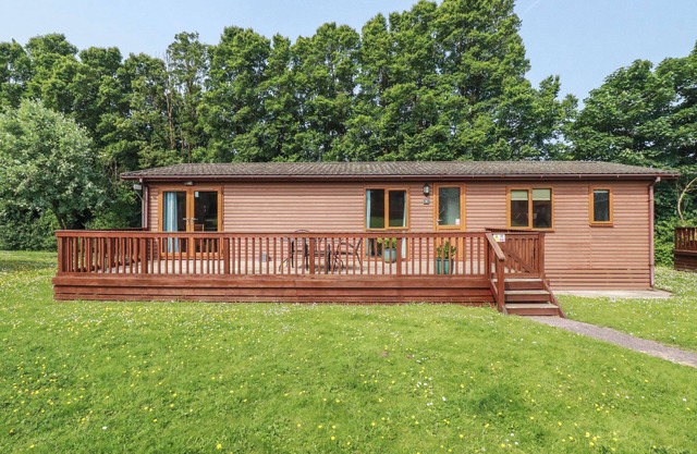 4 THE GLADE, pet friendly, with pool in St Minver