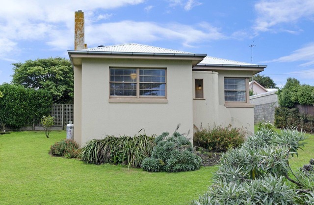 40 Campbell - comfortable and spacious with a large enclosed backyard, ideal for children and pets