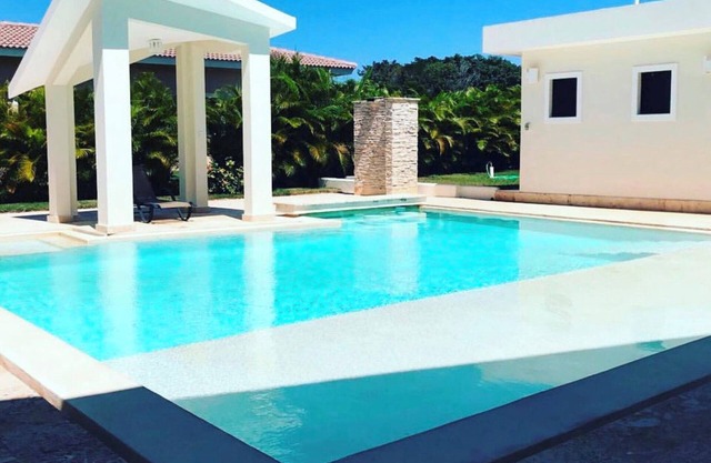 4BD villa with private pool, free transportation, BBQ, cable TV, internet!