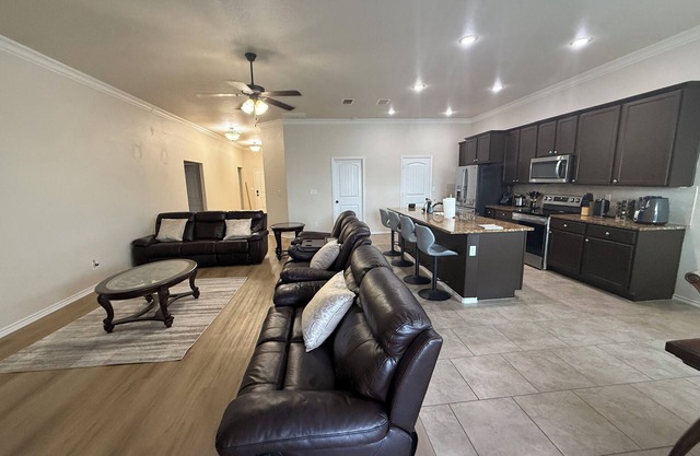 4BR 2B Retreat w Garage, Huge Fence Yard & Pet-Friendly – Near TTU & Hospitals