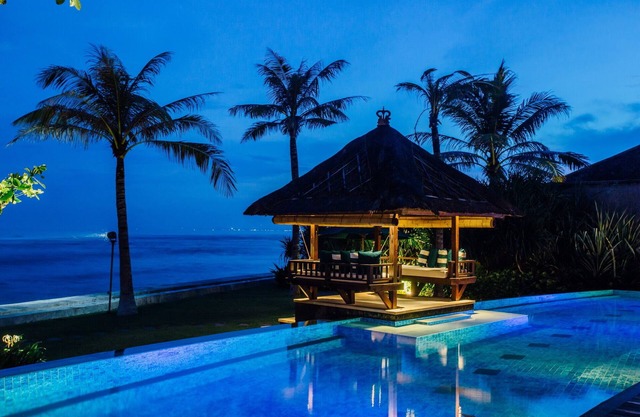4BR Beach Front Villa - W/Laundry & Dry Cleaning Service!
