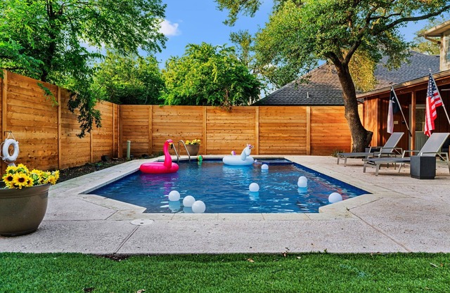 4BR ~Heated Pool+Jaccuzi+Sauna+PoolTable+Arcades+Karaoke Stage - near Domain
