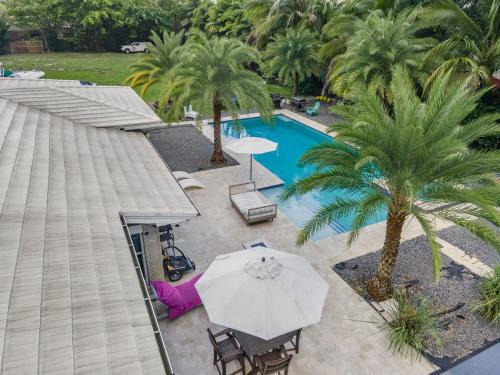 4BR Jacuzzi, Heated Pool and Full-Size Ball Courts