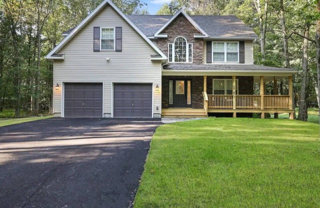 4BR Oasis w/Hot Tub, Sauna, Game Room & Firepit