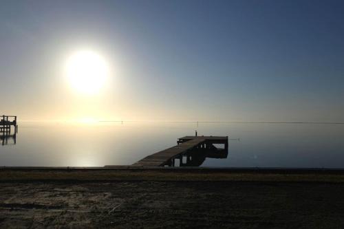 4BR Soundfront cottage Private Dock Fishing