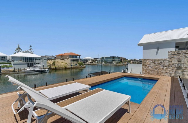 4BR Tranquil Luxury by the Canal in Wannanup