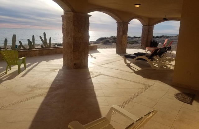 5 BDRM 5.5 BATH POOL TABLE PRIVATE GATED GUARDEDn 4X4s allowed Huge kitchen!