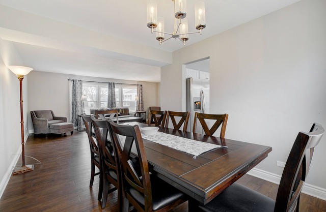 5 Bed/2.5 Bath Home in Arlington Heights - Close to Airport, shopping