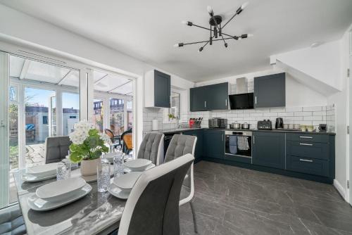 5 Bed House - Sleeps 11 - Garden