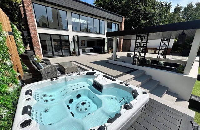 5 Bed Villa-Sleeps 10-Hot Tub-Bar & Pool table