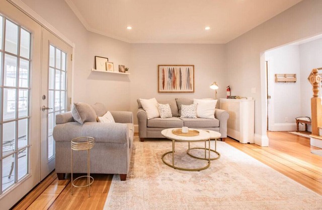 5 Bedroom Historic Home minutes to Boston!
