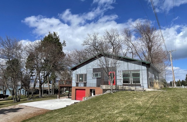 5 Bedroom home on golf course with lake access, RV parking and boat dock