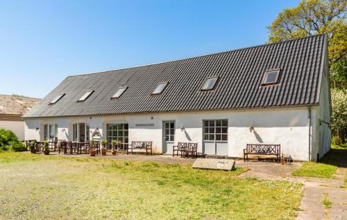 5 Bedroom Lovely Apartment In Tylstrup