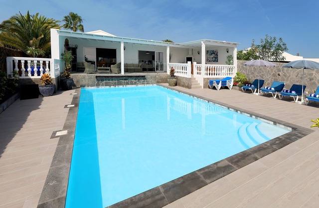 5 Bedrooms, 4 bathrooms, sleeps 12 persons, heated Pool, Free Wifi & A/C