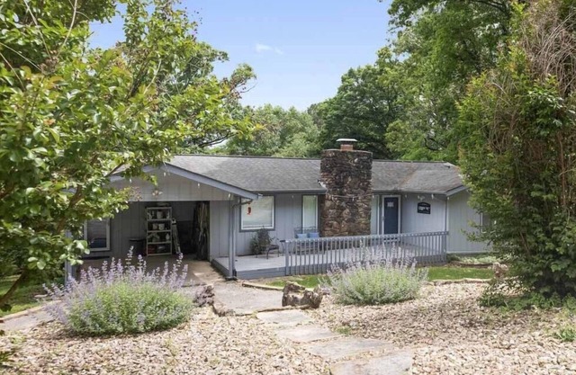 5+ BR lakefront home w/swim dock. High Speed WiFi.