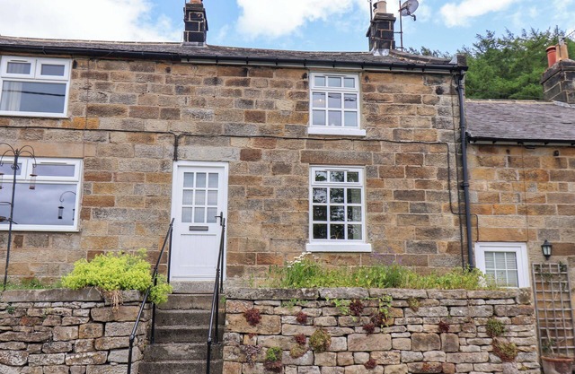 5 HOLLINS COTTAGES, pet friendly, with open fire in Grosmont