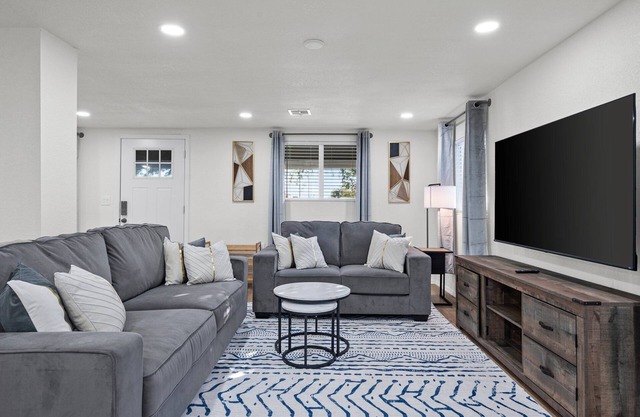 5 Miles From Downtown Phoenix- 2 Bedrooms