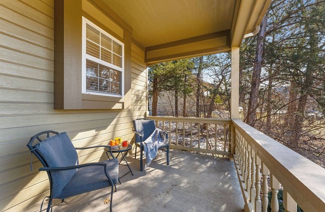 5 min to Big Cedar, pool, grill, patio