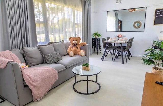 5 mins walk to station, Entire Sydney House 悉尼整栋度假屋, 五分钟步行到火车站