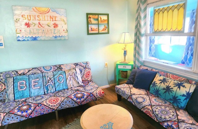 5 MINUTE Walk to Beach! 3 br 2 bath Gorgeous Private CLASSIC California Bungalow