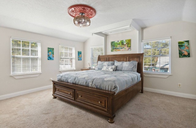 5 minutes to EverBank Stadium, Historic Home, Koi Pond, Amazing Garden, BBQ, Firepit, Games
