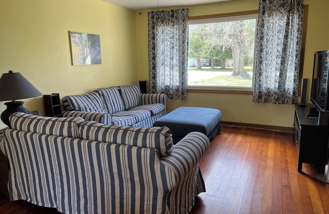 5 Minutes to Southampton's gorgeous beach! Family and pet friendly cottage.