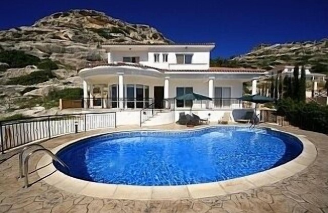 5 * villa with sea views to take your breath away near Coral Bay in Peyia .