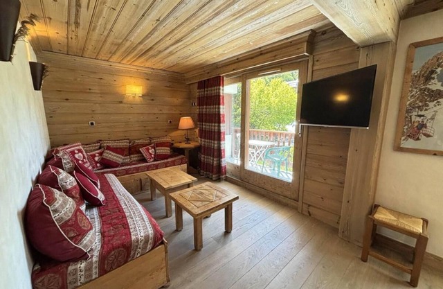 50m from resort center, 4th floor, balcony, tv, ski locker, 70m², Méribel