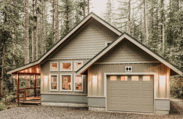 52GS - Hot Tub - WiFi - Pets Ok - Wood Stove - Sleeps 6 by RedAwning