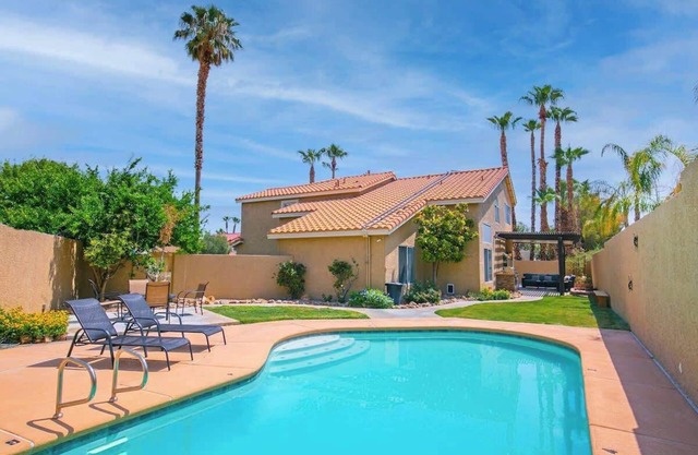 5BR w/Pool & Pool Table - 9 mi to Strip!