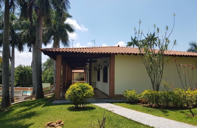 6. 000 meters in the Country Club neighborhood of Valinhos, paved and monitored street.