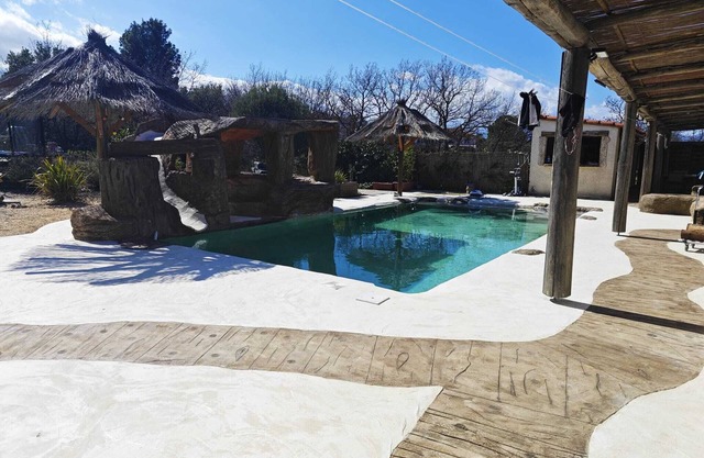 6 bedrooms, swimming pool, quiet, fully equipped,nair-condit. 15 mins sea/Spain