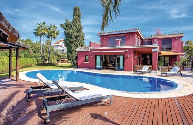 6 bedroom beautiful home in Elviria